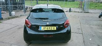 Peugeot 208  picture 3