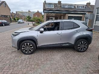 Toyota Yaris Cross yaris cross 2024 hybride schroefwerk Automaat first edition groot navi 12950km airbags ok picture 2