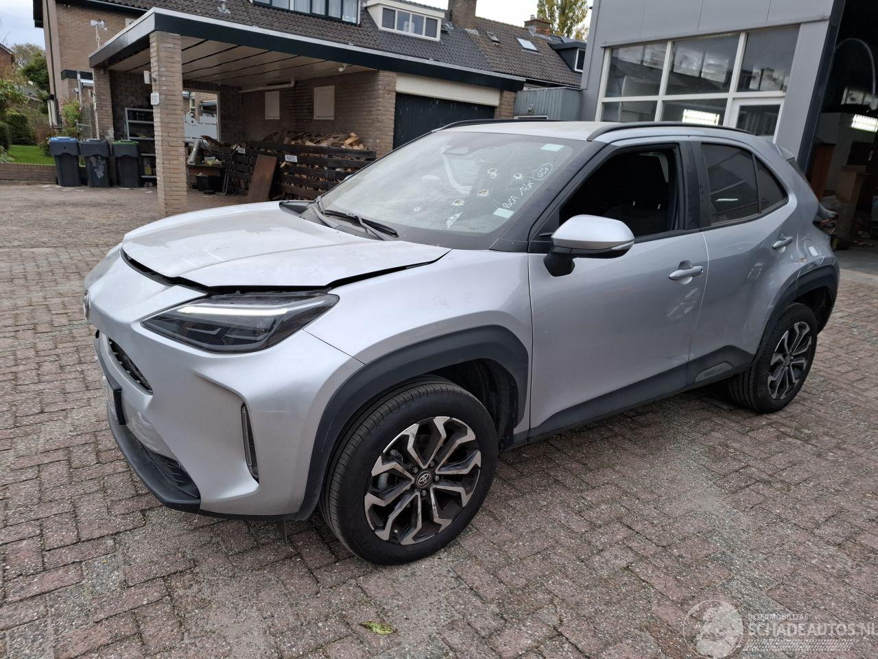 Toyota Yaris Cross yaris cross 2024 hybride schroefwerk Automaat first edition groot navi 12950km airbags ok