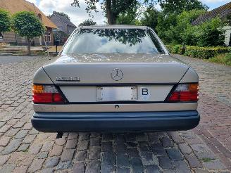 Mercedes E-klasse 250d Aut. W124 Schuifdak picture 4