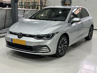 Schadeauto Volkswagen Golf TSI R-LINE DSG IQ LED / BLIND SPOT / CAMERA / STUURVERW VOL! 2021/11