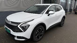 Schadeauto Kia Sportage Kia SPORTAGE 1.6 T-GDi Hybrid DynamicLine CAMERA/STOELVERW V+A / STUURVER/RADAR VOL NIEUW! 2025/6