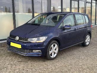 Schadeauto Volkswagen Touran 1.4 TSI MFS/PARKEERSENSOREN/LAGE KILOMETER 2016/8