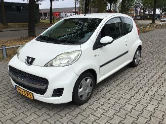 Vaurioauto  passenger cars Peugeot 107 1.0 -12V SUBLIME zeer lichte schade weinig km met airco 2009/10