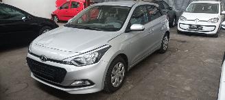 krockskadad bil auto Hyundai I-20 Bj:03-2015 1.2-16v benzine Airco Elektrische ramen Elektrische-spiegels centrale vergrendeling met afstandsbediening 2015/3