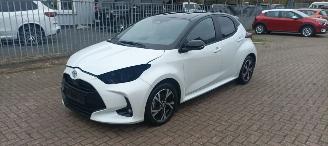 Damaged car Toyota Yaris 1.5-Hybrid Full-Led Climatecontrol CruiseControl Stoelverwarming stuurwiel met verwarming Keyless entry Apple CarPlay Achteruitrijcamera 2024/11