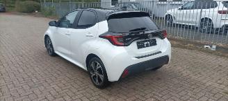 Toyota Yaris Bj:11-2024 1.5-Hybrid Facelift Full-Led Digitaal Cockpit Climatecontrol CruiseControl Stoelverwarming stuurwiel met verwarming Keyless entry Apple CarPlay Achteruitrijcamera automatische dimmende binnenspiegel Lichtautomaat met Assistent 4xelektrische ram picture 5