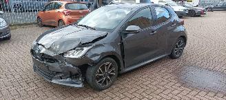 Schadeauto Toyota Yaris 1.5-Hybrid Full-Led Navi Climatecontrol CruiseControl Stoelverwarming Lichtautomaat Achteruitrijcamera Keyless entry armsteun 2020/12