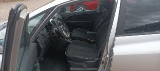 Kia Venga 1.6-Benzine Automatik Climatecontrol Keyless entry 4xelektrische ramen Elektrische-spiegels met inklap stand Stoelverwarming Lichtautomaat Privacyglas Trekhaak Parkeersensoren achter Mistlampen 16-inch Kia velgen picture 9