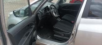 Kia Venga Bj: 8-2013 1.6-DOHC Automaat Dream Team Stoelverwarming Lichtautomaat Privacyglas Climatecontrol 4xElek ramen Elektrische-spiegels met inklap stand Parkeersensoren achter Trekhaak Mistlampen 16-inch Kia velgen Keyless entry picture 11