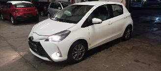 damaged passenger cars Toyota Yaris Facelift model Edition 1.5VVTI-E Airconditioning stoelverwarming Multicolor Display Met Navi voorbereiding Achteruitrijcamera Regensensor Licht assistent Drivelane assistent Leren multi stuurwiel Mistlampen 15-inch Toyota velgen 2017/10