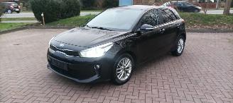 Damaged car Kia Rio Bj:11-2019 1.4-16v Automatik Dream Team Edition Led Koplampen Navigatie Climatecontrol Stoelverwarming stuurwiel met verwarming Achteruitrijcamera 4xelek ramen Privacyglas Lichtautomaat Mistlampen 16-inch Kia velgen Metallic lak 2019/11