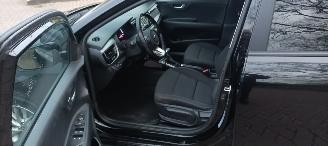 Kia Rio Bj:11-2019 1.4-16v Automatik Dream Team Edition Led Koplampen Navigatie Climatecontrol Stoelverwarming stuurwiel met verwarming Achteruitrijcamera 4xelek ramen Privacyglas Lichtautomaat Mistlampen 16-inch Kia velgen Metallic lak picture 16