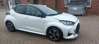 Schadeauto Toyota Yaris Bj:11-2024 Black& White Edition 1.5-Hybrid Climatecontrol CruiseControl Stoelverwarming Lichtautomaat Privacyglas Full-Led koplampen Apple Car Android Systeem Inductie laadstation Stuurwiel met verwarming Achteruitrijcamera 4xelek ramen 2024/11