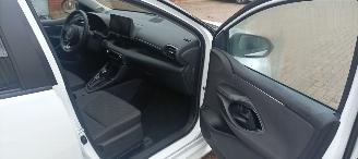 Toyota Yaris Bj:11-2024 Black& White Edition 1.5-Hybrid Climatecontrol CruiseControl Stoelverwarming Lichtautomaat Privacyglas Full-Led koplampen Apple Car Android Systeem Inductie laadstation Stuurwiel met verwarming Achteruitrijcamera 4xelek ramen picture 24