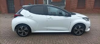 Toyota Yaris Bj:11-2024 Black& White Edition 1.5-Hybrid Climatecontrol CruiseControl Stoelverwarming Lichtautomaat Privacyglas Full-Led koplampen Apple Car Android Systeem Inductie laadstation Stuurwiel met verwarming Achteruitrijcamera 4xelek ramen picture 2