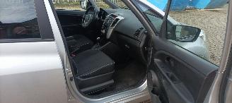 Kia Venga Bj:08-2013 1.6 Benzine Automaat Climatecontrol 4xElek ramen Elektrische-spiegels met verwarming Stoelverwarming Lichtautomaat Privacyglas armsteun voor en achter Keyless entry Parkeersensoren achter Trekhaak Mistlampen picture 15