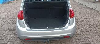 Kia Venga Bj:08-2013 1.6 Benzine Automaat Climatecontrol 4xElek ramen Elektrische-spiegels met verwarming Stoelverwarming Lichtautomaat Privacyglas armsteun voor en achter Keyless entry Parkeersensoren achter Trekhaak Mistlampen picture 17