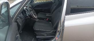 Kia Venga Bj:08-2013 1.6 Benzine Automaat Climatecontrol 4xElek ramen Elektrische-spiegels met verwarming Stoelverwarming Lichtautomaat Privacyglas armsteun voor en achter Keyless entry Parkeersensoren achter Trekhaak Mistlampen picture 12