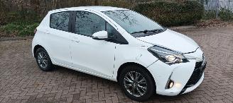 Toyota Yaris 1.5-Benzine 112pk 6-versn Airconditioning stoelverwarming Multicolor Touchscreen Display Achteruitrijcamera picture 10