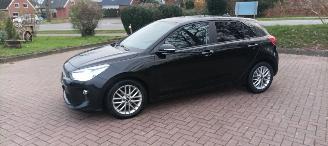  Kia Rio 1.4-DOHC Automatik Navi Climatecontrol Stoelverwarming Lichtautomaat Regensensor Led-Koplampen 4xelek ramen Elektrische-spiegels met verwarming Privacyglas Achteruitrijcamera Mistlampen 16-inch Kia velgen 2019/11