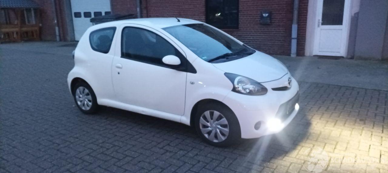Toyota Aygo 1.0-VVTi Airconditioning Navigatie Led-Dagrijverlichting Elektrische ramen Centrale vergrendeling met afstandsbediening Radio-Cd