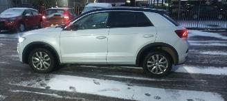 Volkswagen T-Roc 1.5-TSI 150pk R-Line Design Navi Full-Led koplampen Led achterlichten Climatecontrol CruiseControl Stoelverwarming Lichtautomaat Privacyglas picture 3