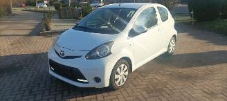 Toyota Aygo Bj:09-2013 Comfort 1.0-VVT-i Navigatie Led verlichting Elektrische ramen Elektrische-spiegels centrale deurvergrendeling met afstandsbediening abs esp getinte ruiten picture 8