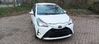 Avarii autoturisme Toyota Yaris Facelift 10-2017 49000km 1.5-Dual VVT-I 112pk 6-bak Airconditioning Navigatie voorbereiding Multi color Display Achteruitrijcamera Lichtautomaat Stoelverwarming stuurwiel met radio Bediening elektrische ramen Elektrische-spiegels met verwarming Centrale v 2017/10