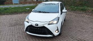 Avarii autoturisme Toyota Yaris 1.5 Benzine 112pk Airconditioning Stoelverwarming Lichtautomaat Multi color Display met Achteruitrijcamera 2017/10