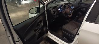 Toyota Yaris 1.5-Dual VVT-I 111pk 6-Versn Airconditioning stoelverwarming Multicolor Touchscreen Display met navi voorbereiding Achteruitrijcamera Mistlampen Toyota velgen Drivelane assistent Licht assistent picture 14