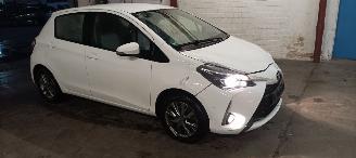 Toyota Yaris 1.5-Dual VVT-I 111pk 6-Versn Airconditioning stoelverwarming Multicolor Touchscreen Display met navi voorbereiding Achteruitrijcamera Mistlampen Toyota velgen Drivelane assistent Licht assistent picture 8