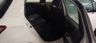 Toyota Yaris 1.5-Dual VVT-I 111pk 6-Versn Airconditioning stoelverwarming Multicolor Touchscreen Display met navi voorbereiding Achteruitrijcamera Mistlampen Toyota velgen Drivelane assistent Licht assistent picture 18