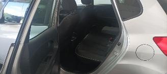 Kia Venga 1.6-16v Automatik Climatecontrol Keyless-entry Stoelverwarming Lichtautomaat Privacyglas armsteun voor en achter Trekhaak Mistlampen 16-inch Kia velgen picture 10