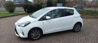 Damaged car Toyota Yaris Facelift 1.5-VVT-i 111pk 6-bak Airconditioning stoelverwarming Multicolor Touchscreen Display Achteruitrijcamera Lichtautomaat Drivelane assistent leren multistuurwiel mistlampen 15 inch Toyota velgen 2017/10