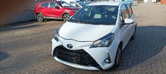 Coche accidentado Toyota Yaris Bj: 10-2017 1.5-vvt-i Airconditioning stoelverwarming Multicolor display Regensensor Lichtautomaat Drivelane assistent elektrische ramen Elektrische-spiegels met verwarming Achteruitrijcamera Mistlampen 15inch velgen 2017/10