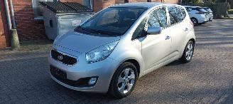 krockskadad bil auto Kia Venga Bj: 8-2013 1.6 Automatik Climatecontrol Keyless-entry Stoelverwarming Lichtautomaat Privacyglas leren stuurwiel armsteun voor en achter Trekhaak Parkeersensoren mistlampen 16 inch velgen 2013/8