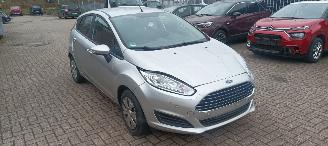 skadebil auto Ford Fiesta Bj: 6-2016 1.5 TDCI euro-6 Airconditioning stoelverwarming Led verlichting Elektrische ramen Elektrische-spiegels automatisch inklapbare buitenspiegels Parkeersensoren voor & Achter 2016/6
