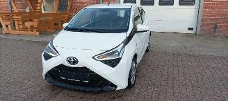 skadebil auto Toyota Aygo Facelift X-Play 1.0-VVT-i Airconditioning Led-Dagrijverlichting Led-Achterlichten Elektrische ramen Elektrische-spiegels centrale deurvergrendeling met afstandsbediening 2018/9