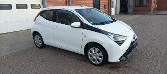 krockskadad bil auto Toyota Aygo X-Play 1.0-VVT-i 72pk Airconditioning Led-Koplampen Led-Achterlichten Elektrische ramen Elektrische-spiegels met verwarming Centrale vergrendeling met afstandsbediening Abs Esp Leren Stuurwiel 2018/9