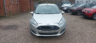 krockskadad bil auto Ford Fiesta 1.5-TDCI Airconditioning stoelverwarming Led verlichting Parkeersensoren voor & achter Leren Stuurwiel Radio usb Elektrische ramen Elektrische-spiegels met verwarming inklapbare buitenspiegels 2016/6