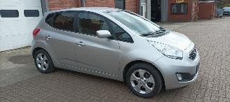 Kia Venga 1.6-16v 125pk Automatik Keyless-entry Climatecontrol Stoelverwarming Lichtautomaat Privacyglas leren stuurwiel met radio bediening armsteun voor Links& Rechts Trekhaak Mistlampen Parkeersensoren achter 16-inch Kia velgen picture 2