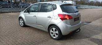 Kia Venga 1.6-16v 125pk Automatik Keyless-entry Climatecontrol Stoelverwarming Lichtautomaat Privacyglas leren stuurwiel met radio bediening armsteun voor Links& Rechts Trekhaak Mistlampen Parkeersensoren achter 16-inch Kia velgen picture 6