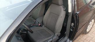 Volkswagen Golf Tour Edition 1.4-benzine 80pk Climatecontrol CruiseControl Leren-Stuurwiel armsteun elek-ramen elektrische buitenspiegels met verwarming Abs Esp Mistlampen Afneembare trekhaak Parkeersensoren achter picture 10