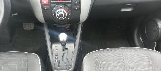 Kia Venga Bj: 08-2013 1.6-DOHC Automaat Stoelverwarming Climatecontrol Lichtautomaat Privacyglas Keyless-entry 4xElektrische ramen Elektrische-spiegels met parkeerstand Parkeersensoren achter Trekhaak Mistlampen 16-inch Kia velgen picture 15