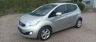 Kia Venga Bj: 08-2013 1.6-DOHC Automaat Stoelverwarming Climatecontrol Lichtautomaat Privacyglas Keyless-entry 4xElektrische ramen Elektrische-spiegels met parkeerstand Parkeersensoren achter Trekhaak Mistlampen 16-inch Kia velgen picture 7