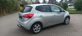 Kia Venga Bj: 08-2013 1.6-DOHC Automaat Stoelverwarming Climatecontrol Lichtautomaat Privacyglas Keyless-entry 4xElektrische ramen Elektrische-spiegels met parkeerstand Parkeersensoren achter Trekhaak Mistlampen 16-inch Kia velgen picture 3