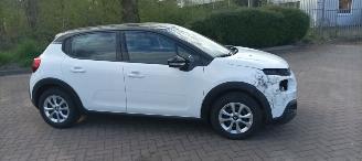 Damaged car Citroën C3 Shine 1.5-Diesel 102pk Climatecontrol CruiseControl Stoelverwarming Lichtautomaat Regensensor Lichtautomaat Mistlampen Afneembare trekhaak 2018/10