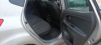Kia Venga Dream team 1.6-Benzine Automaat Keyless-entry Climatecontrol Stoelverwarming Lichtautomaat Privacyglas leren stuurwiel mistlampen Parkeersensoren Trekhaak 16-inch Kia velgen picture 16