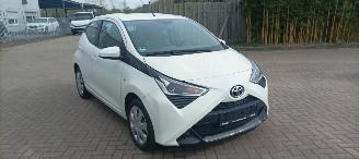 Schadeauto Toyota Aygo X-Play 1.0-VVT-i 72pk Airco Led koplampen Led achterlichten Elek-ramen elektrische buitenspiegels centrale deurvergrendeling met afstandsbediening Hoogglans buiten design Deelbare achterbank 2018/9